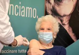 Un'immagine da internet:  Liliana Segre, la senatrice che ha vissuto il dramma dell'olocausto,  fotografata mentre si sottopone alla prima dose. Ha detto: 